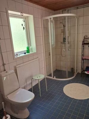 Ljusne – röd stuga med trädgård & sjönära läge - Bild 14