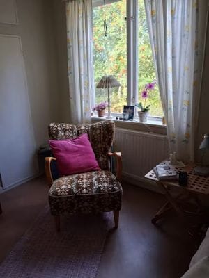 Ljusne – röd stuga med trädgård & sjönära läge - Bild 18