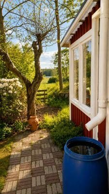 Ljusne – röd stuga med trädgård & sjönära läge - Bild 2
