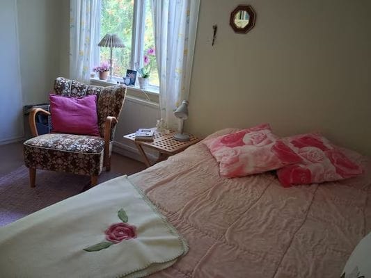 Ljusne – röd stuga med trädgård & sjönära läge - Bild 17