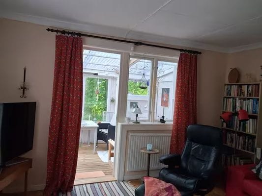 Ljusne – röd stuga med trädgård & sjönära läge - Bild 20