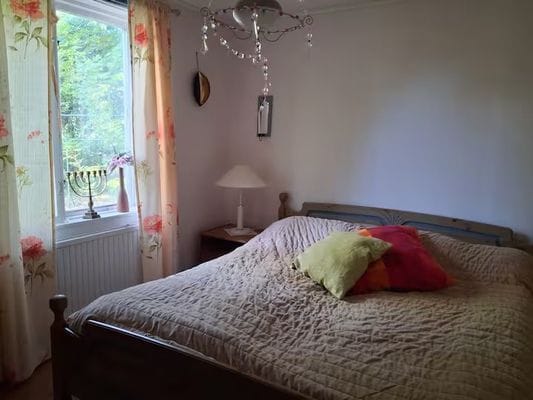 Ljusne – röd stuga med trädgård & sjönära läge - Bild 23