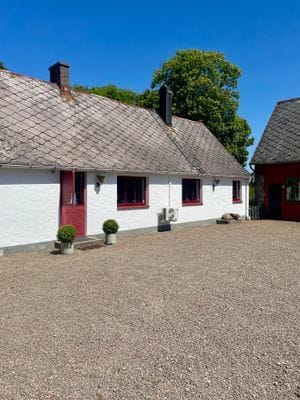 Nyrenoverat semesterhus på egen gård i Viken