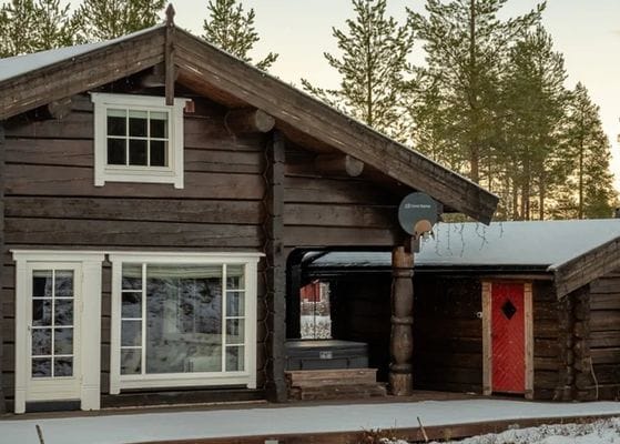 Bastu bakom den röda dörren bredvid jacuzzin