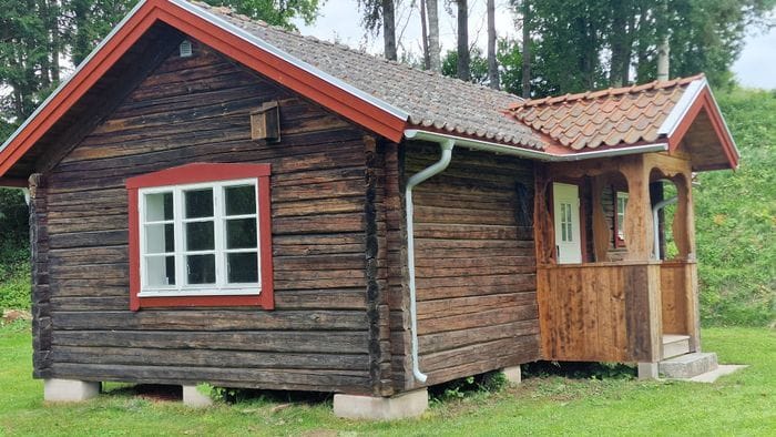 Nyrenoverad gäststuga vid siljans strand