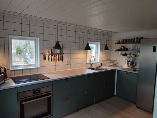 Kök med kyl/frys och diskmaskin