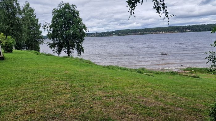 Nyrenoverad gäststuga vid siljans strand - Bild 2