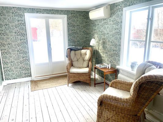 Vardagsrum med direkt utgång till uteplats och trädgård