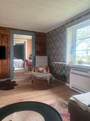 Vardagsrum med öppning mot hall och sovrum