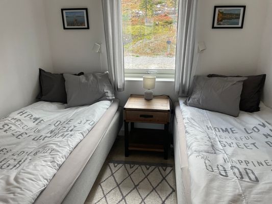 Sovrum 2 - Två 90 cm sängar och två fasta garderober.