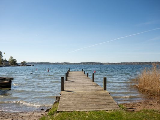 Privat brygga i lugnt läge vid Baggensfjärden.