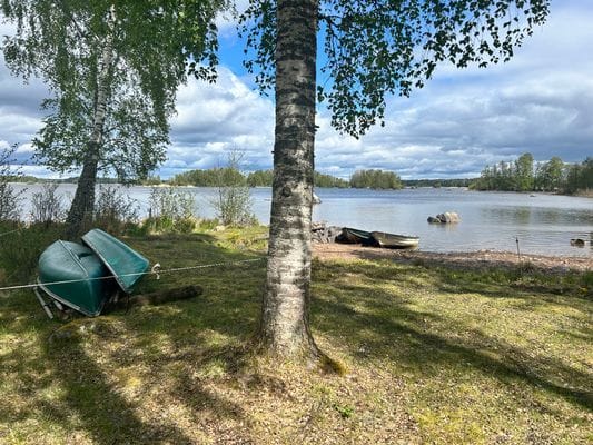 Alternativ plats för roddbåt och kanoter (vid lågvatten i Solgen, 400 m från stugan)
