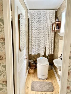 Drömstuga med sjöutsikt och egen badplats i skogen - Bild 15