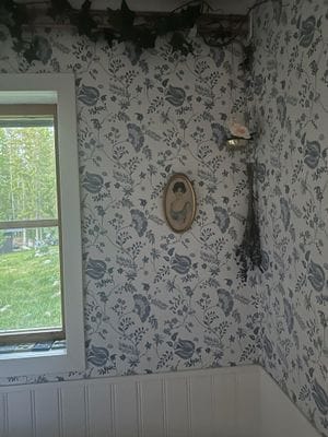 Badrum med dusch, bränntoalett och handfat