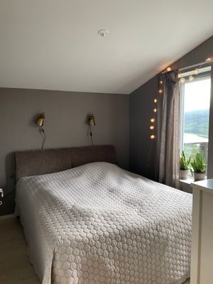 Sovrum 1 med 160 cm säng, byrå och garderob