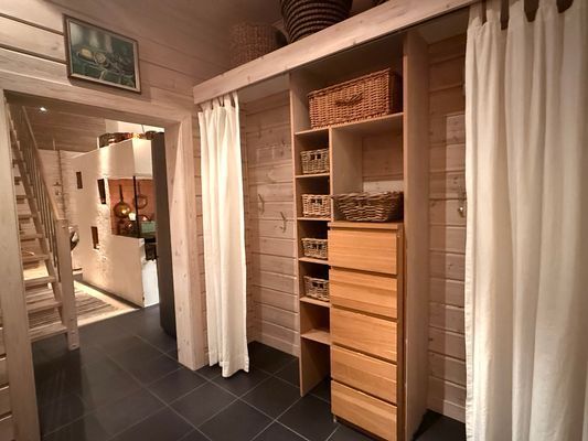 Stor hall i mitten av huset