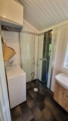 Nyrenoverad stuga med egen brygga - Bild 29