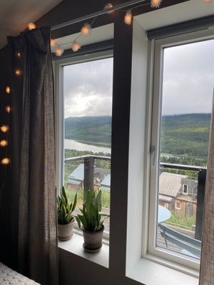 Utsikt från sovrum 1, fönster mot balkongen