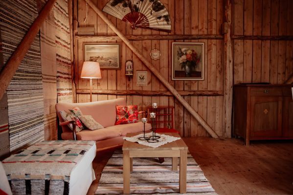 Logen har en flexibel möblering, med ett enkelt kök intill denna loungedel.