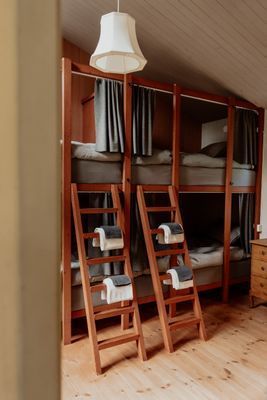 Sovrummen har våningssängar med förhängen i ylle, för ombonad känsla.