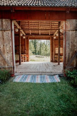 Logen rymmer många och har flera sittgrupper.