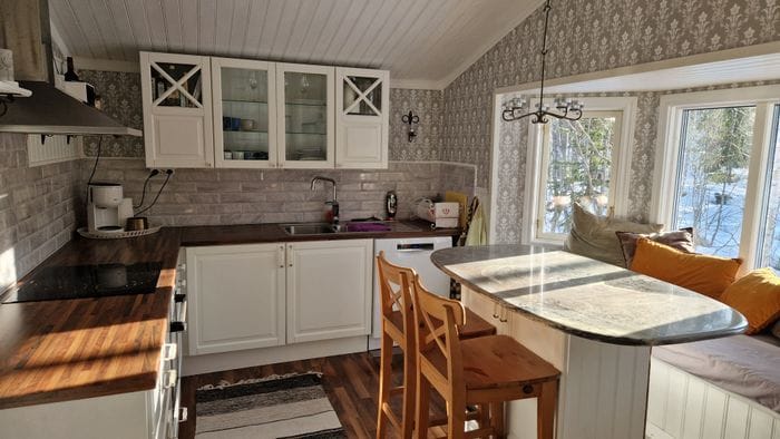 Nyrenoverad stuga med egen brygga - Bild 13