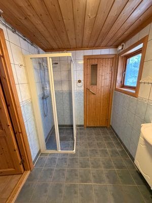 Stora Badrummet dusch och ingång till bastu