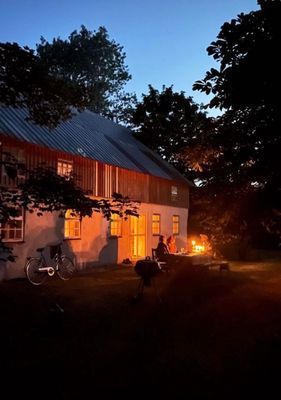 Skymningsmiddag på framsidan av ladan