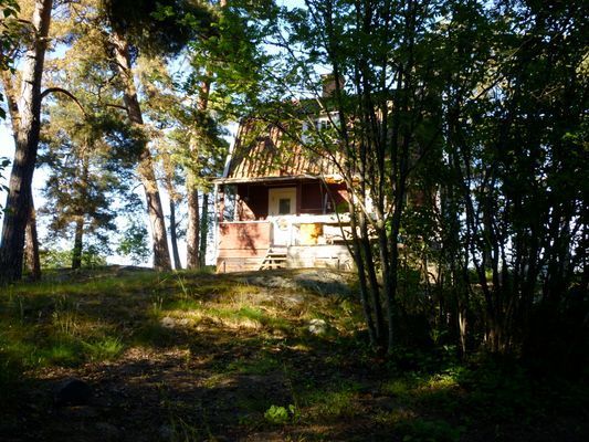 Hus vid havet nära stan