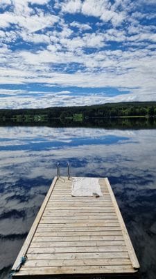 Nyrenoverad stuga med egen brygga - Bild 2