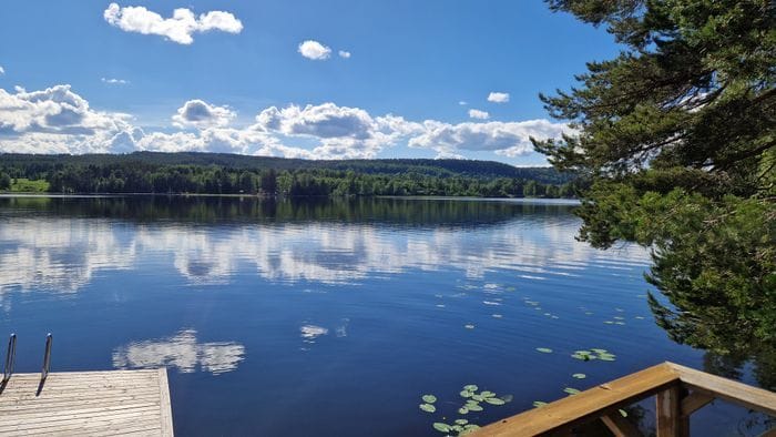 Nyrenoverad stuga med egen brygga - Bild 3