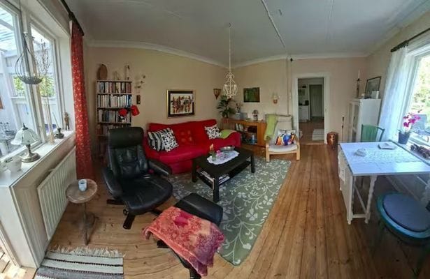 Ljusne – röd stuga med trädgård & sjönära läge - Bild 9