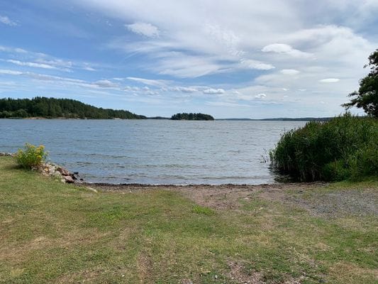 Stuga nära hav och bad. Roddbåt, egen brygga. - Bild 34
