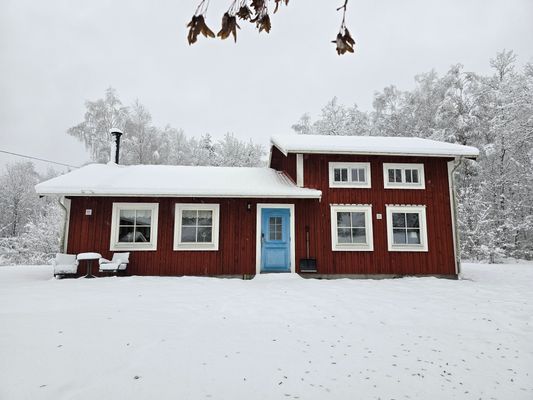 Stuga vid sjö i skogsmiljö – Drängstugan - Bild 9