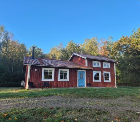 Stuga vid sjö i skogsmiljö – Drängstugan - Bild 13
