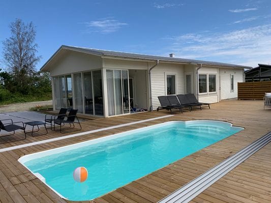 Pärla med pool vid havet