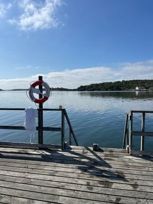 Badplats och brygga tillhör en liten privat badförening som du som hyresgäst har full tillträde till
