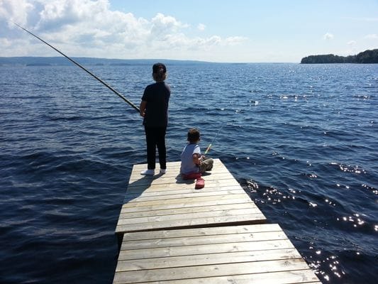 Brygga vid sjön