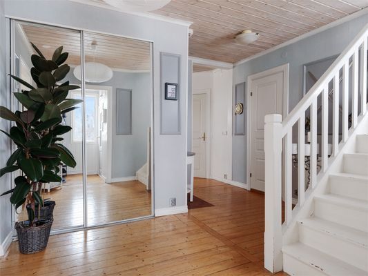 Hall nedervåning