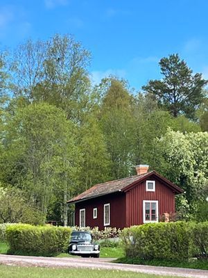 Röd liten stuga i Dalaidyll
