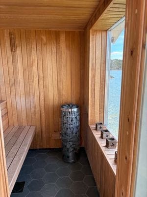 Bastun med fantastiks vy över fjärden - direkt vid vattnet