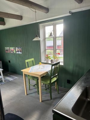 Röd liten stuga i Dalaidyll - Bild 5