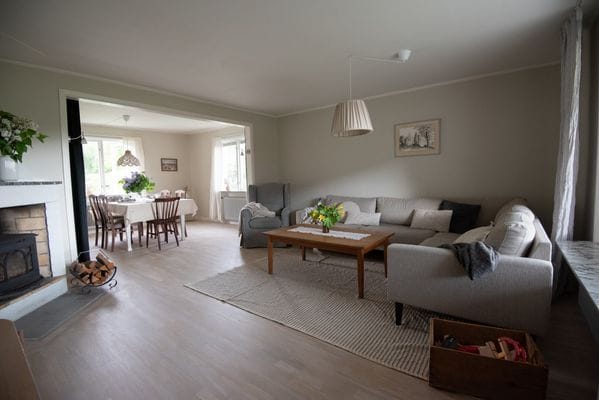 Stort vardagsrum med kamin, TV, Wifi