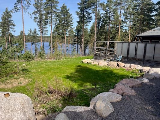 Stuga vid sjön Narven med vedeldat utomhusbad - Bild 3