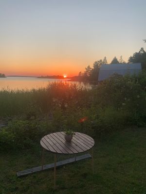 Skyddad uteplats med grill på husets baksida