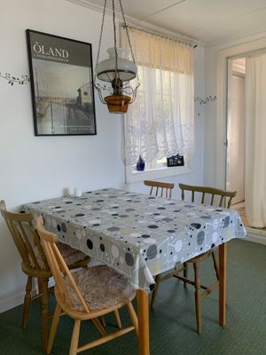 Kök med rum för fyra, men fler pallar och stolar finns att låna, liksom barnstol.