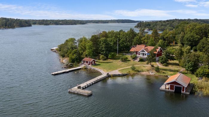 Vacker villa vid kusten i skärgården