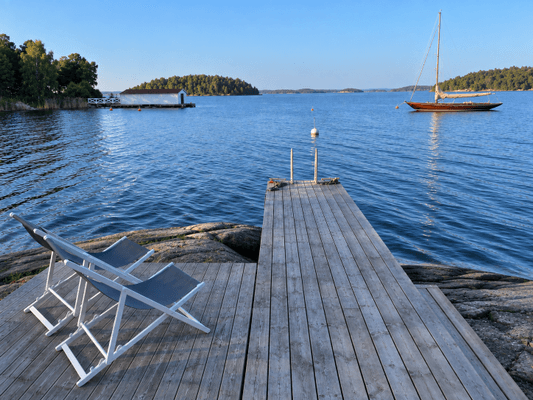 Egen brygga med boj. Segelbåtsdjup. Liten strand.