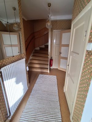 Entréhall med trappa upp till lägenheterna på vån 2 plus trappa ner till källaren