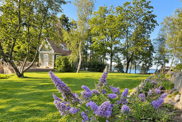 Stor trädgård. Veranda i sydvästläge med sjöutsikt, matplats och grill.
